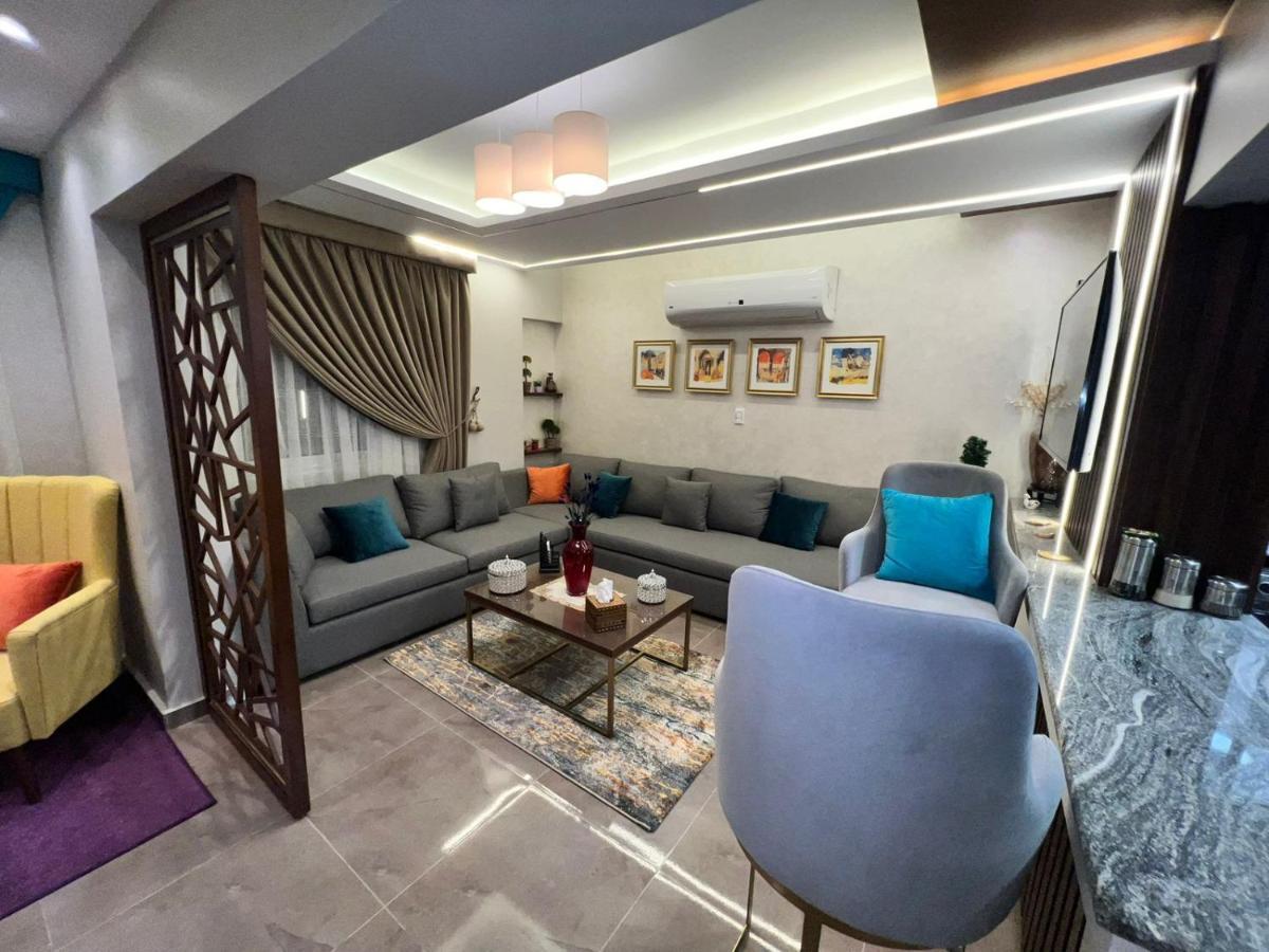 Luxury Flat With Garden And Private Entrance فاخرة بحديقة و مدخل خاص Apartment *